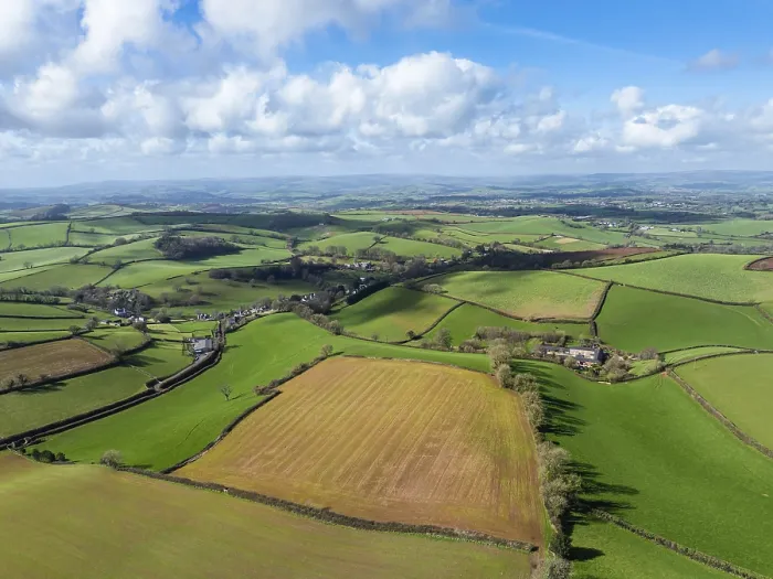 Gerahmter Druck : Felder und Farmen aus einer Drohne, Devon. Gerahmter Druck : Felder und Farmen aus einer Drohne, Devon.
