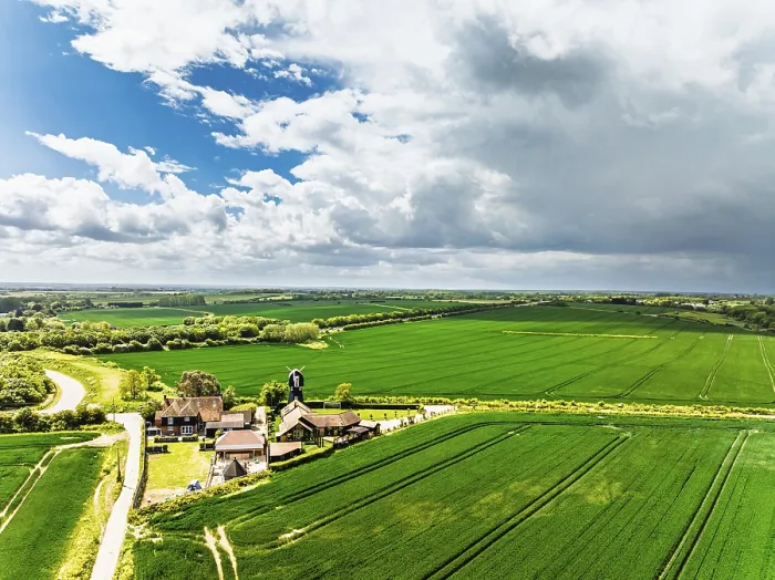Gerahmter Druck : Felder und Windmühle aus einer Drohne. Gerahmter Druck : Felder und Windmühle aus einer Drohne.