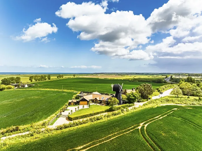 Gerahmter Druck : Felder und Windmühle aus der Vogelperspektive.