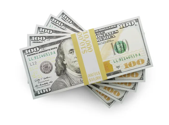 Gerahmter Druck : Fünfzigtausend-Dollar-Haufen aus hundert-Dollar-Scheinen, isoliert auf weißem Hintergrund. Gerahmter Druck : Fünfzigtausend-Dollar-Haufen aus hundert-Dollar-Scheinen, isoliert auf weißem Hintergrund.