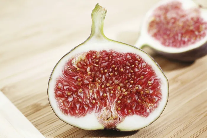 Gerahmter Druck : Fig, halbiert. Gerahmter Druck : Fig, halbiert.