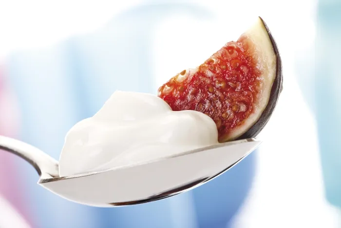 Gerahmter Druck : Birnen und Joghurt in einer Schöpfkelle. Gerahmter Druck : Birnen und Joghurt in einer Schöpfkelle.