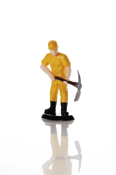 Gerahmter Druck : Figur eines Bauarbeiters mit Helm und Pickel. Gerahmter Druck : Figur eines Bauarbeiters mit Helm und Pickel.