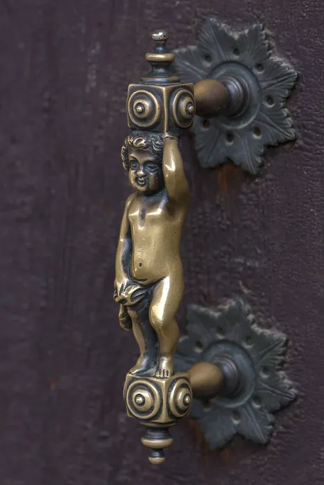 Gerahmter Druck : Figur als Türgriff an einer Pforte. Gerahmter Druck : Figur als Türgriff an einer Pforte.