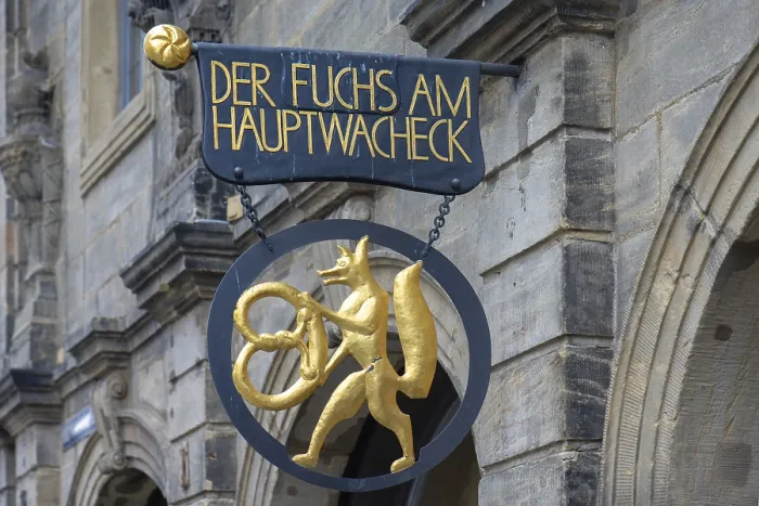 Gerahmter Druck : Figur eines Fuchses mit einem Brezel. Gerahmter Druck : Figur eines Fuchses mit einem Brezel.