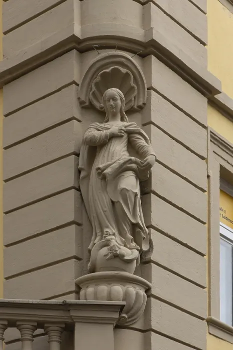 Gerahmter Druck : Figur eines Heiligen auf einem Eckhaus. Gerahmter Druck : Figur eines Heiligen auf einem Eckhaus.