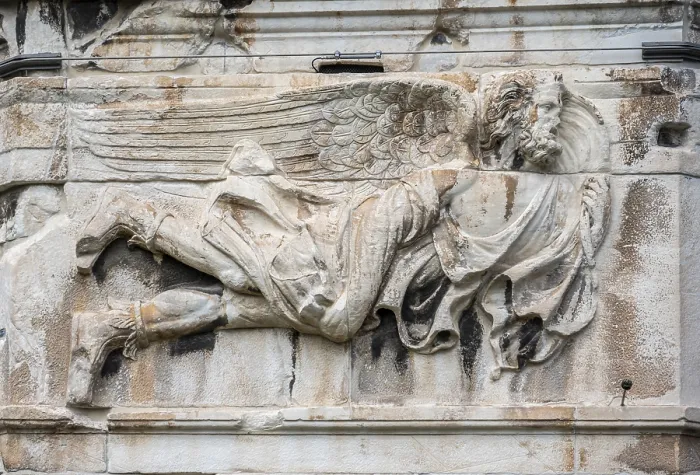 Gerahmter Druck : Figur auf der Windtürme Gerahmter Druck : Figur auf der Windtürme