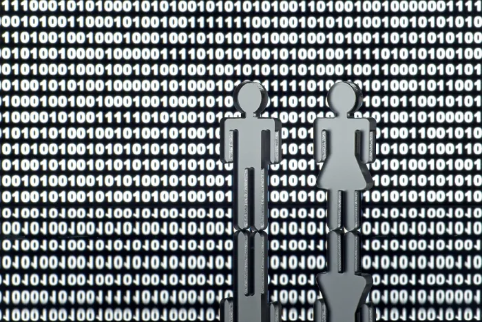 Gerahmter Druck : Zwei Figuren vor binärem Code. Gerahmter Druck : Zwei Figuren vor binärem Code.