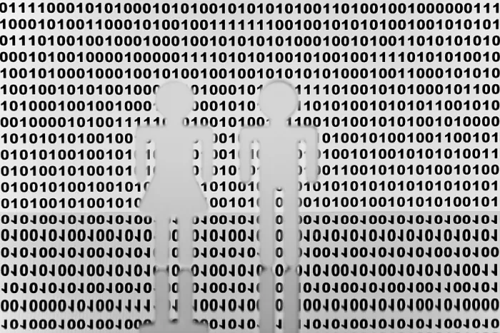 Gerahmter Druck : Zwei Figuren vor binärem Code. Gerahmter Druck : Zwei Figuren vor binärem Code.