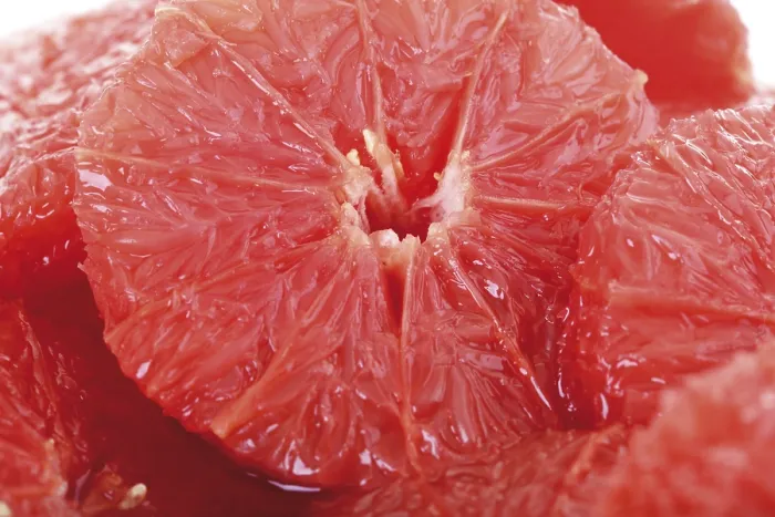 Gerahmter Druck : Filetscheiben von rubinrotem Traubenapfel. Gerahmter Druck : Filetscheiben von rubinrotem Traubenapfel.