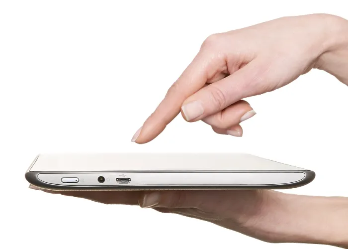 Gerahmter Druck : Finger zeigt auf die Bildschirm eines Tabletcomputers. Gerahmter Druck : Finger zeigt auf die Bildschirm eines Tabletcomputers.