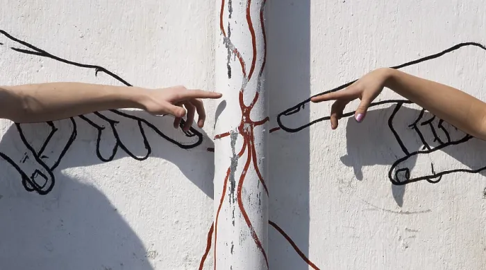 Gerahmter Druck : Finger, der auf eine Wand weist, Graffito. Gerahmter Druck : Finger, der auf eine Wand weist, Graffito.