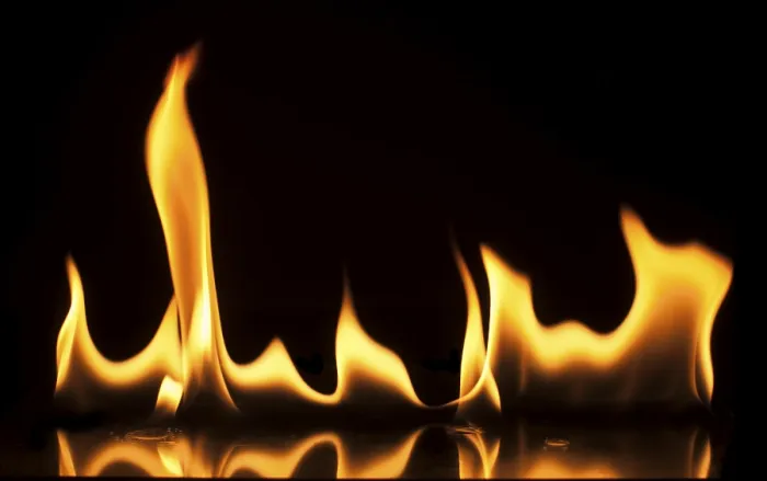 Gerahmter Druck : Feuer auf schwarzem Hintergrund. Studioaufnahme von Flammen. Gerahmter Druck : Feuer auf schwarzem Hintergrund. Studioaufnahme von Flammen.
