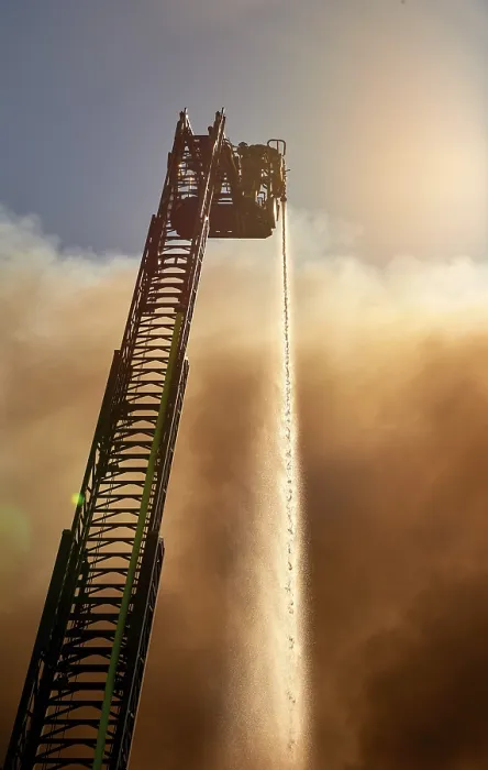 Gerahmter Druck : Feuerwehrmann am Werk Gerahmter Druck : Feuerwehrmann am Werk