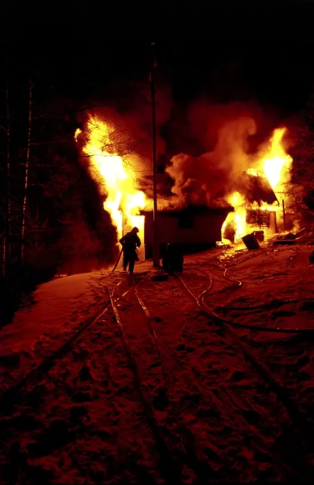 Gerahmter Druck : Feuerwehrleute im Winter. Gerahmter Druck : Feuerwehrleute im Winter.