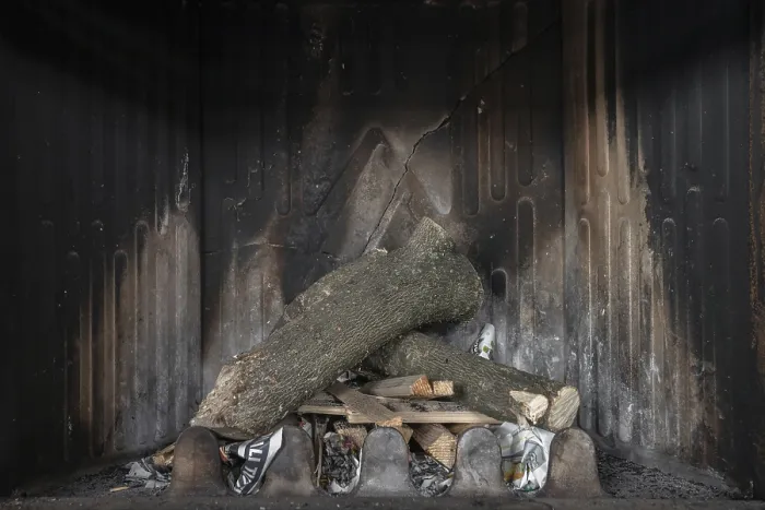 Gerahmter Druck : Kamin aus. Feuer bereit. Gerahmter Druck : Kamin aus. Feuer bereit.