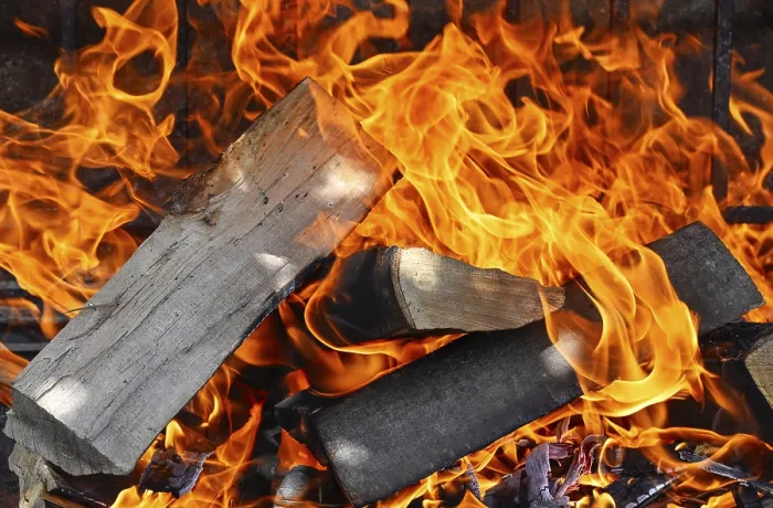 Gerahmter Druck : Holzfeuer. Gerahmter Druck : Holzfeuer.