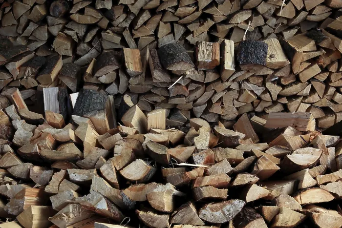 Gerahmter Druck : Holz, Balken, Scheite. Gerahmter Druck : Holz, Balken, Scheite.