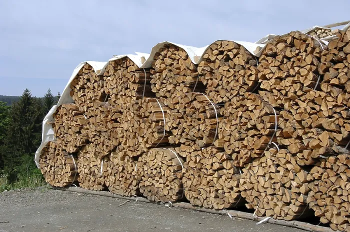 Gerahmter Druck : Holz, gespalten in 1 Meter Stücke. Gerahmter Druck : Holz, gespalten in 1 Meter Stücke.