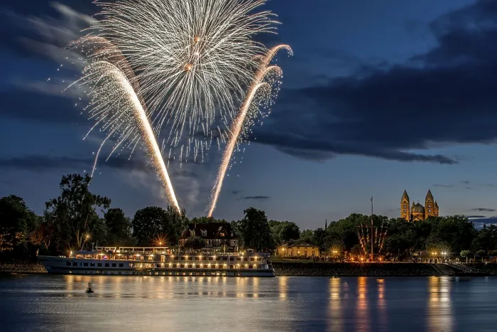 Gerahmter Druck : Feuerwerke auf dem Rhein Gerahmter Druck : Feuerwerke auf dem Rhein