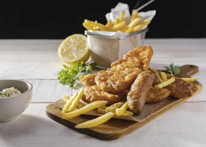 Gerahmter Druck : Fischchips-Schneidebrett mit Zitrone Gerahmter Druck : Fischchips-Schneidebrett mit Zitrone