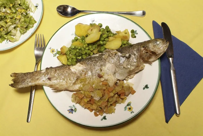 Gerahmter Druck : Fischgericht mit Gemüse. Gerahmter Druck : Fischgericht mit Gemüse.