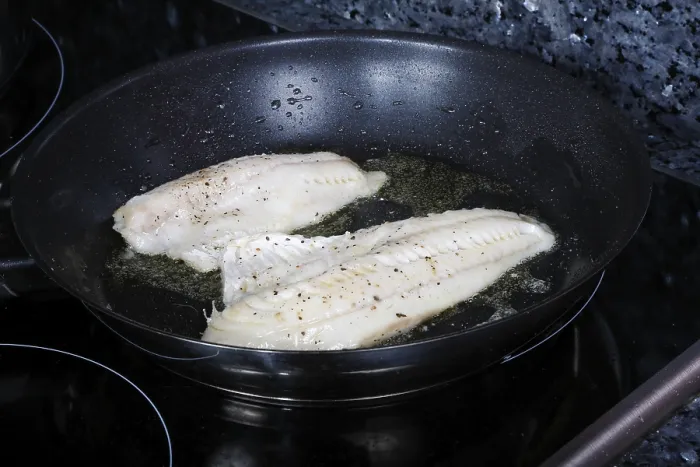 Gerahmter Druck : Fischfilets, Bodenseefelchen werden in einer Pfanne gebraten. Gerahmter Druck : Fischfilets, Bodenseefelchen werden in einer Pfanne gebraten.
