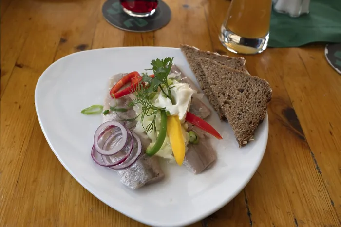 Gerahmter Druck : Fischplatte mit braunem Brot in einem Hafenrestaurant. Gerahmter Druck : Fischplatte mit braunem Brot in einem Hafenrestaurant.