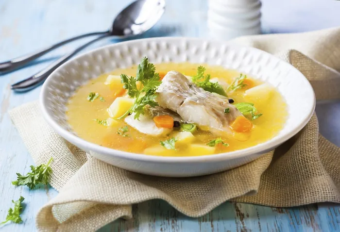 Gerahmter Druck : Fischsuppe mit Kabeljau und Gemüse.