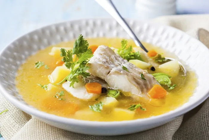 Gerahmter Druck : Fischsuppe mit Kabeljau und Gemüse. Gerahmter Druck : Fischsuppe mit Kabeljau und Gemüse.