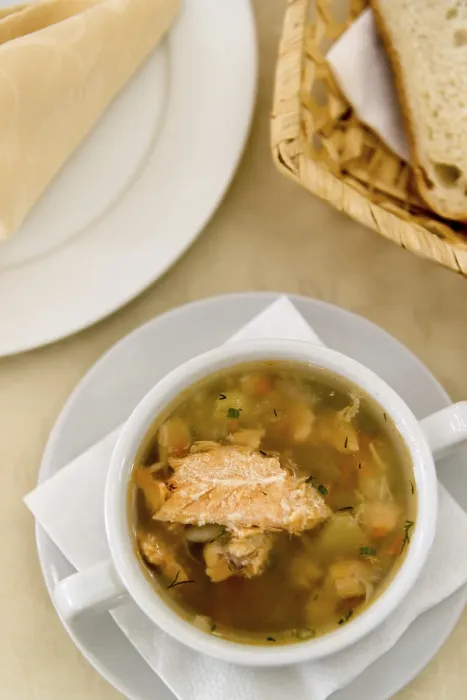 Gerahmter Druck : Fischsuppe auf einem Tisch im Restaurant. Gerahmter Druck : Fischsuppe auf einem Tisch im Restaurant.
