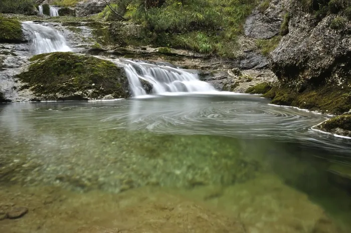 Gerahmter Druck : Der Fisch fließt mit Wasserfällen. Gerahmter Druck : Der Fisch fließt mit Wasserfällen.