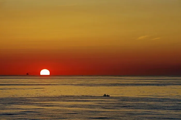 Gerahmter Druck : Anglerboot vor untergehender Sonne. Gerahmter Druck : Anglerboot vor untergehender Sonne.