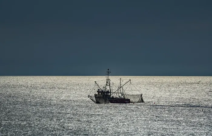 Gerahmter Druck : Fischereiboote im Einsatz. Gerahmter Druck : Fischereiboote im Einsatz.