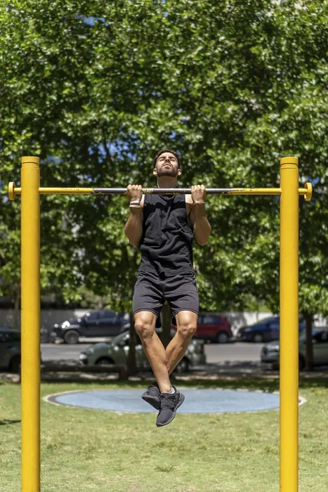 Gerahmter Druck : Fit junger Mann führt Pull-ups in einem Park aus. Gerahmter Druck : Fit junger Mann führt Pull-ups in einem Park aus.