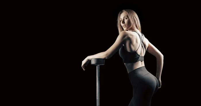 Gerahmter Druck : Fitnesslehrer posiert mit einer Kugelbar. Gerahmter Druck : Fitnesslehrer posiert mit einer Kugelbar.