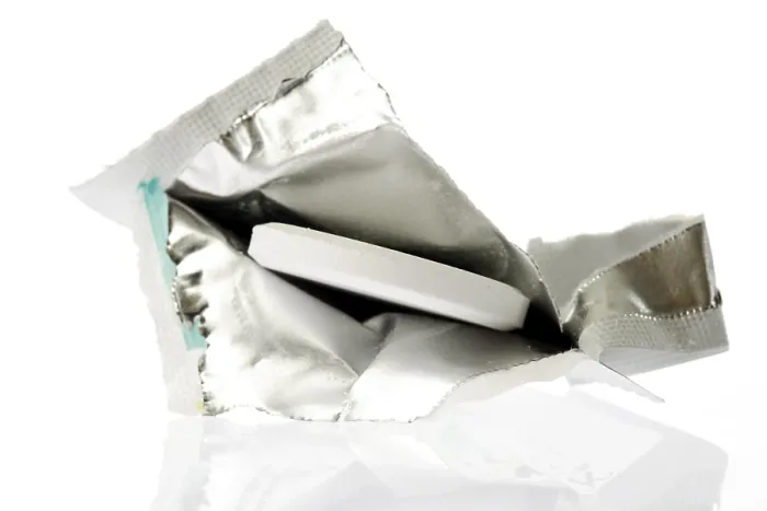 Gerahmter Druck : Schaumtabletten, geöffnete Verpackung. Gerahmter Druck : Schaumtabletten, geöffnete Verpackung.