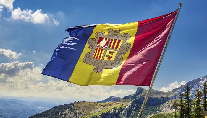 Gerahmter Druck : Die Flagge Andorras flattert im Wind. Gerahmter Druck : Die Flagge Andorras flattert im Wind.