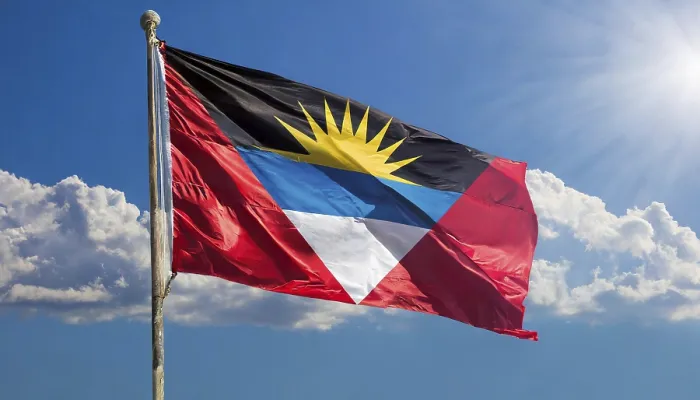 Gerahmter Druck : Die Flagge von Antigua flattert im Wind. Gerahmter Druck : Die Flagge von Antigua flattert im Wind.