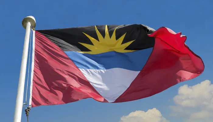 Gerahmter Druck : Die Flagge von Antigua flattert im Wind. Gerahmter Druck : Die Flagge von Antigua flattert im Wind.