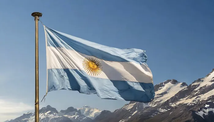 Gerahmter Druck : Die Flagge Argentiniens flattert im Wind. Gerahmter Druck : Die Flagge Argentiniens flattert im Wind.