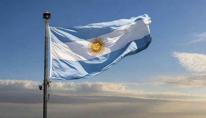 Gerahmter Druck : Die Flagge Argentiniens flattert im Wind. Gerahmter Druck : Die Flagge Argentiniens flattert im Wind.