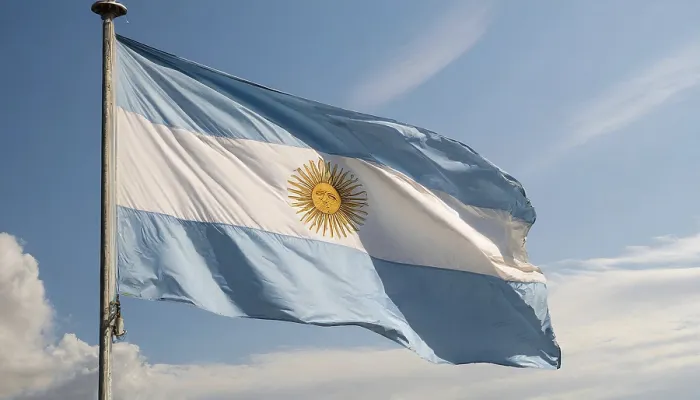 Gerahmter Druck : Die Flagge Argentiniens flattert im Wind. Gerahmter Druck : Die Flagge Argentiniens flattert im Wind.
