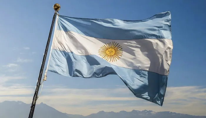 Gerahmter Druck : Die Flagge Argentiniens flattert im Wind. Gerahmter Druck : Die Flagge Argentiniens flattert im Wind.