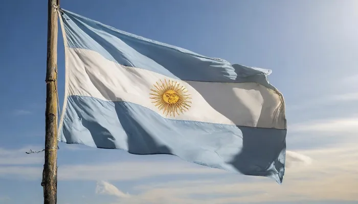 Gerahmter Druck : Die Flagge Argentiniens flattert im Wind. Gerahmter Druck : Die Flagge Argentiniens flattert im Wind.
