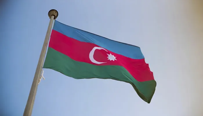Gerahmter Druck : Die Flagge Aserbaidschans flattert im Wind. Gerahmter Druck : Die Flagge Aserbaidschans flattert im Wind.