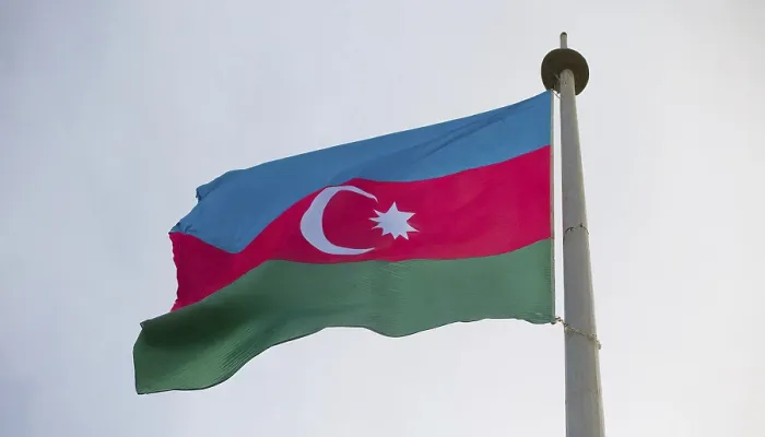 Gerahmter Druck : Die Flagge Aserbaidschans flattert im Wind.