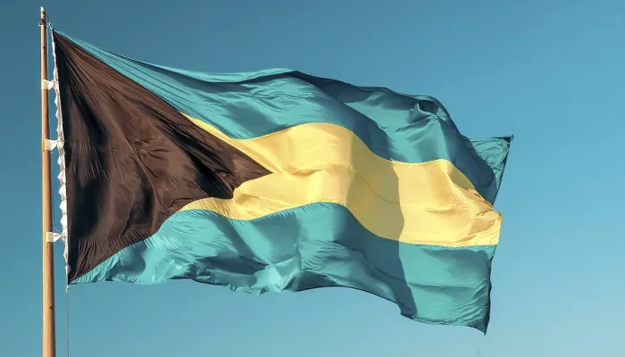 Gerahmter Druck : Die Flagge der Bahamas flattert im Wind.