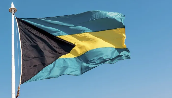 Gerahmter Druck : Die Flagge der Bahamas flattert im Wind. Gerahmter Druck : Die Flagge der Bahamas flattert im Wind.