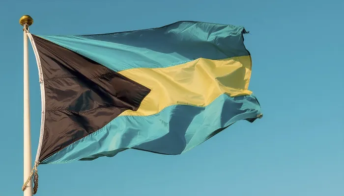 Gerahmter Druck : Die Flagge der Bahamas flattert im Wind. Gerahmter Druck : Die Flagge der Bahamas flattert im Wind.